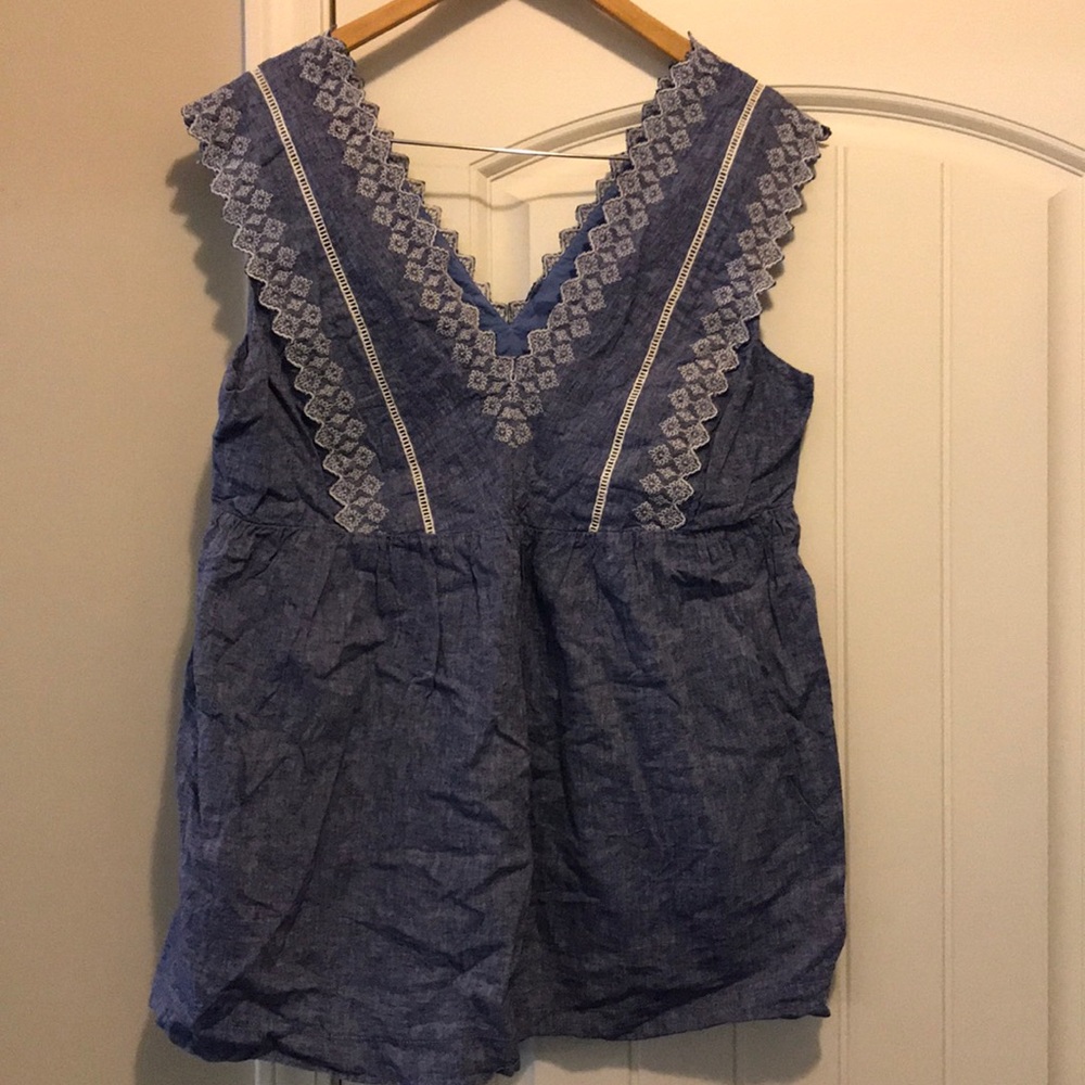 Maternity sleeveless linen shirt